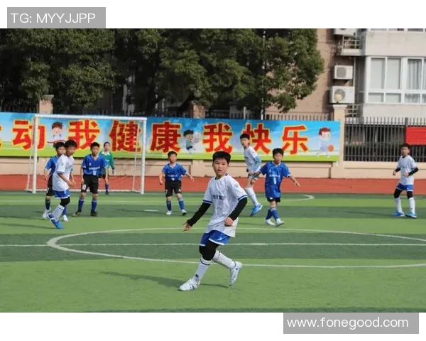 专注于足球比赛的精彩瞬间让我们感受激情与团队精神的完美结合