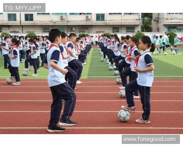 掌握踢弧线足球技巧提升球技让你在赛场上大放异彩